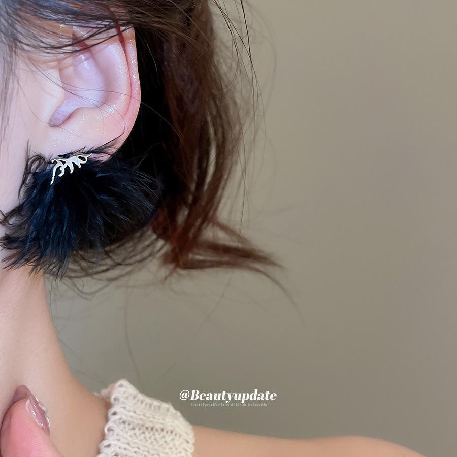 Boucles d'Oreilles Puces Pompon Plume Aiguille d'Argent - Style Mode Européen & Américain Unique Haut de Gamme pour Femmes