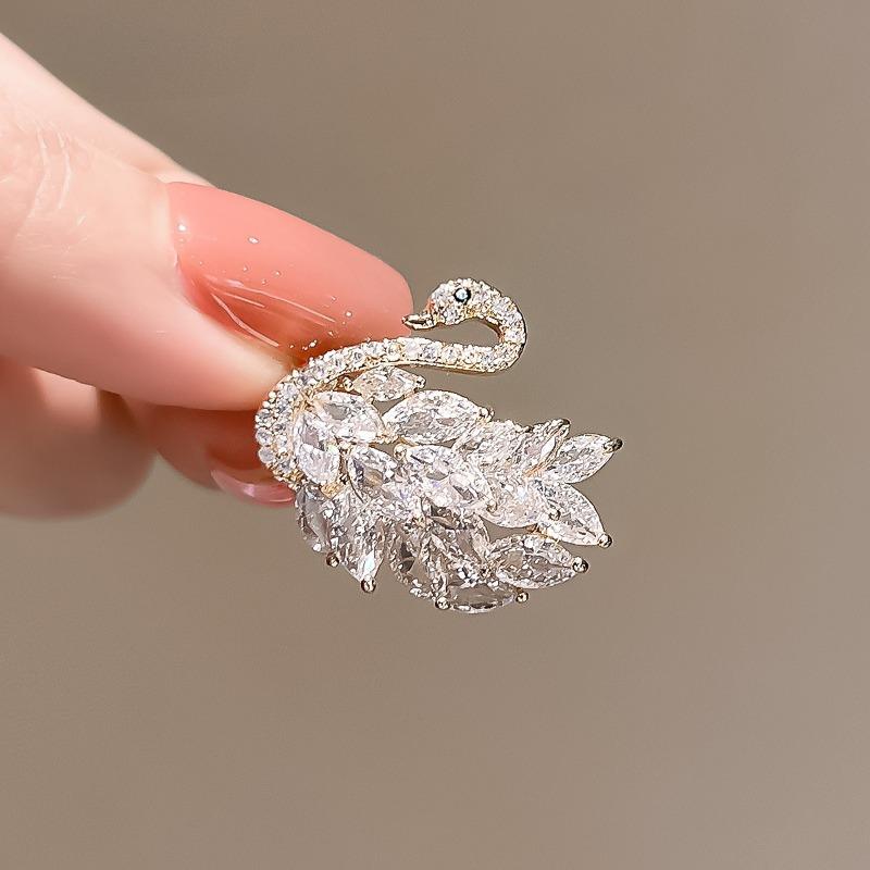 Luxurious Crystal Swan Brooch, Women's Summer Anti-glare Clasp, Exquisite Brooch, Creative Pin and Collar Pin