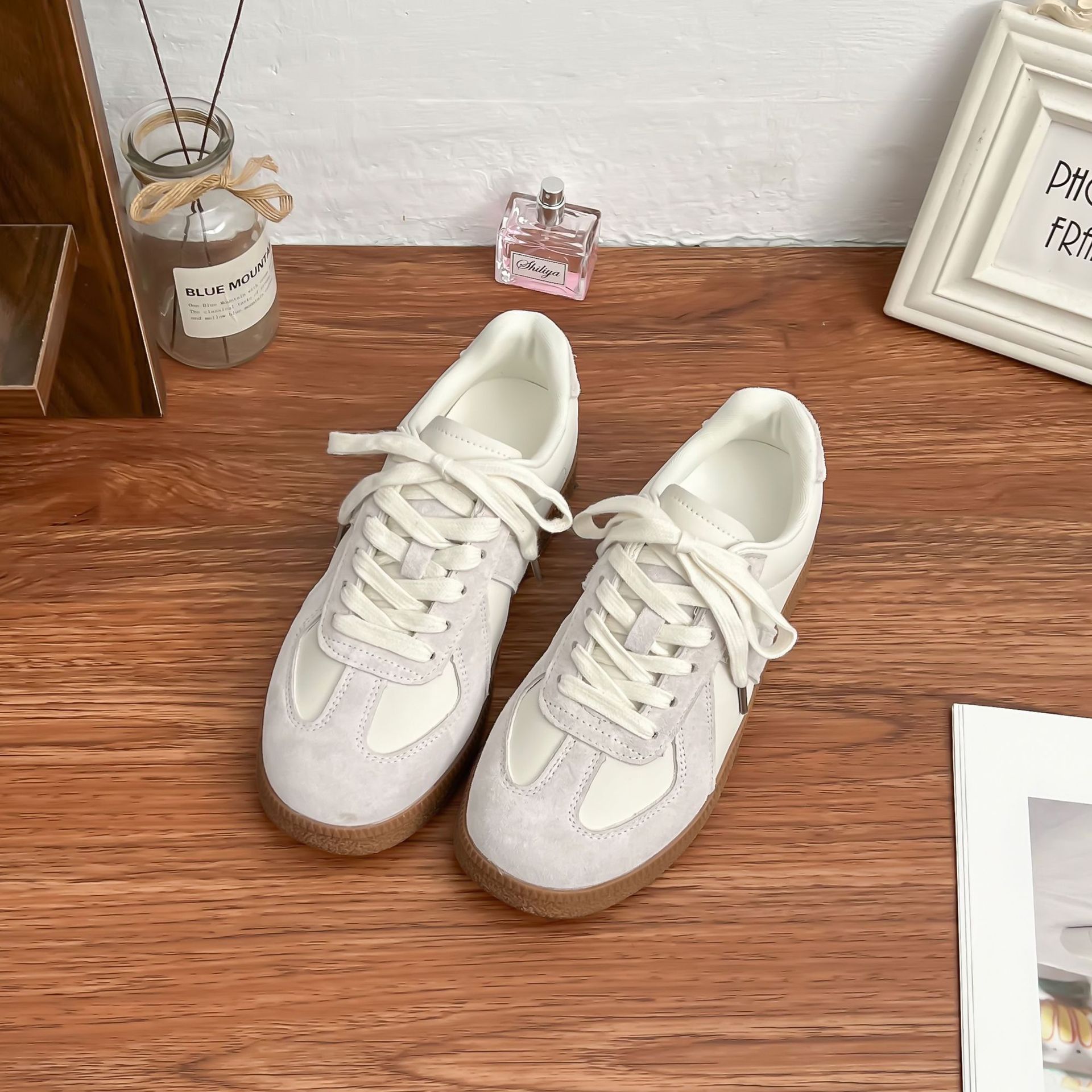 

2025 весна новые толстоподошвенные немецкие тренировочные туфли женские удобные мягкие подошвы не устают ноги кампус ветер маленькие свежие плоские туфли 40