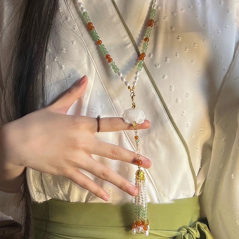 Hanfu im antiken Stil mit extra langen Quasten und weichen Anhängern. Tägliche Halskette und Colliers im Vintage-Stil, sehr vielseitig, im traditionellen Stil.