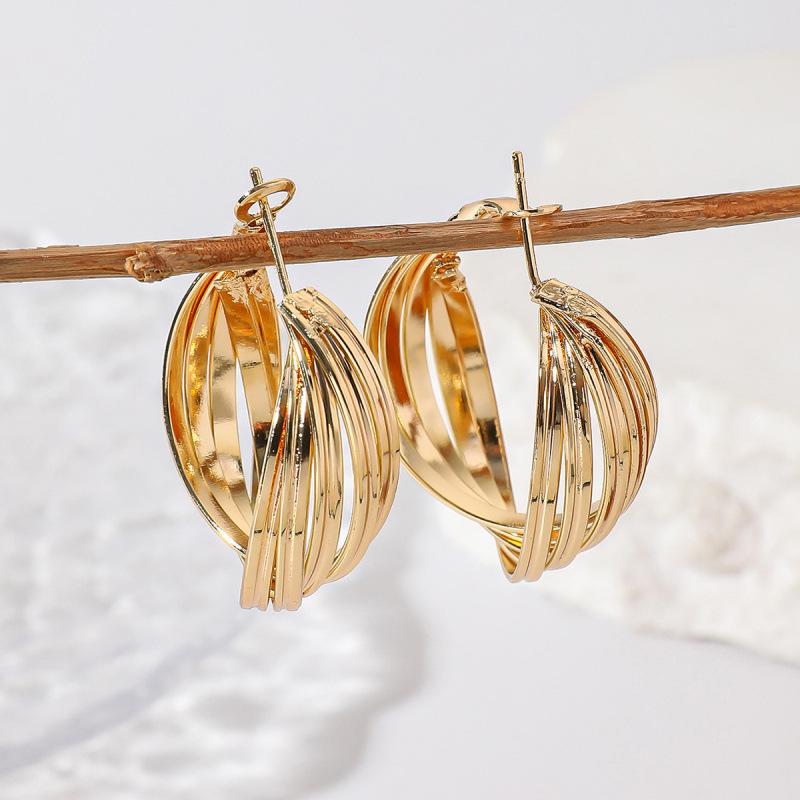 Retro Hong Kong Style Twisted Metal Earrings: Unique Design for Women, Trendy Ear Studs, Popular Autumn/Winter Accessories