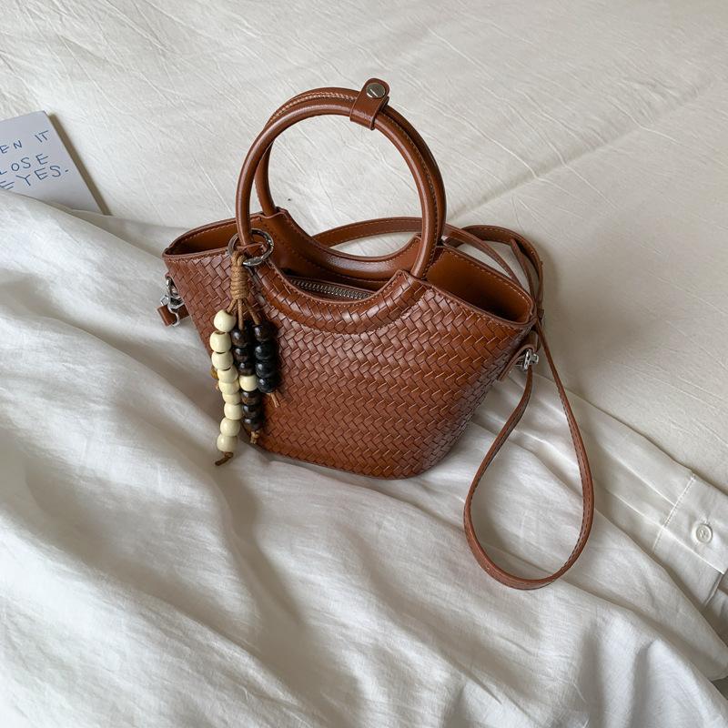 Large-capacity commuter woven bag women's 2025 retro new high-value vegetable basket bag fashionable shoulder messenger bag