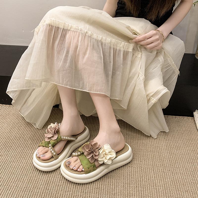 Foreign-style flower thick-soled fairy skirt slippers 2025 new summer fashion versatile one-word comfortable slippers beach