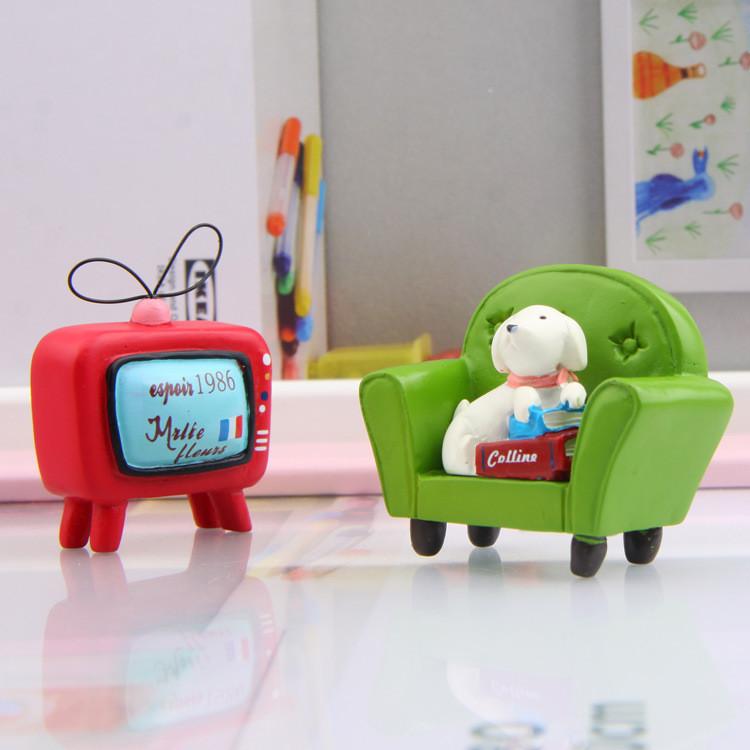 Dog Resin Figurine Ornament With Green Sofa For Shooting Props And Gift Teens