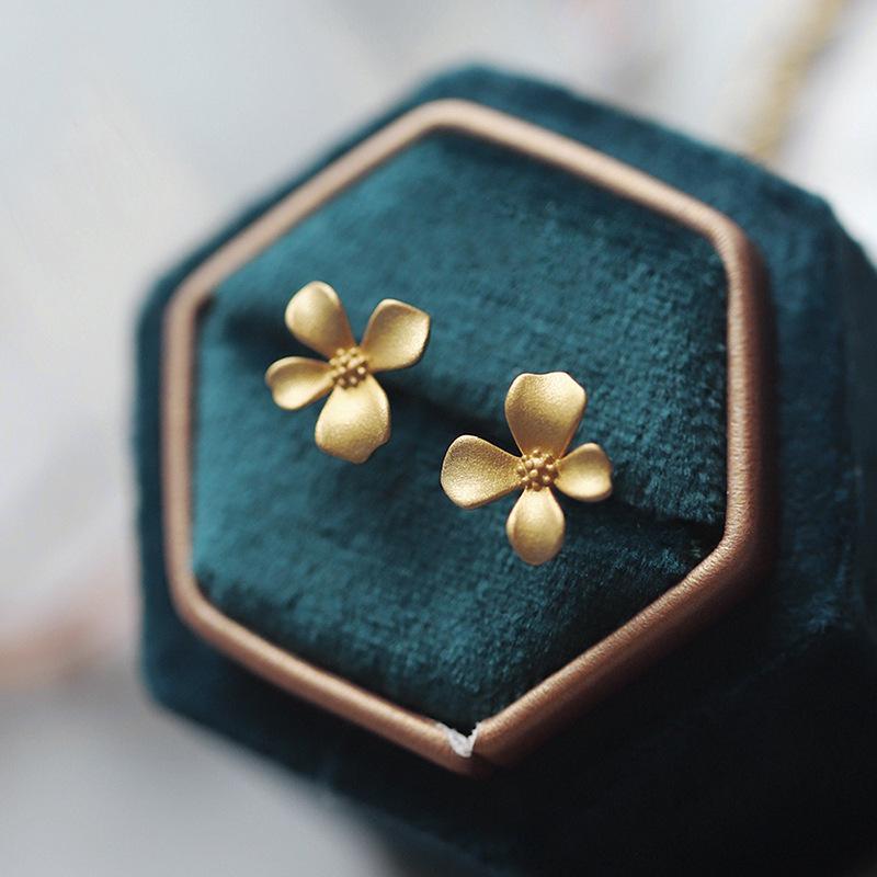 Gold Flower Stud Earrings for Women - Retro Design, High-End Luxury Jewelry