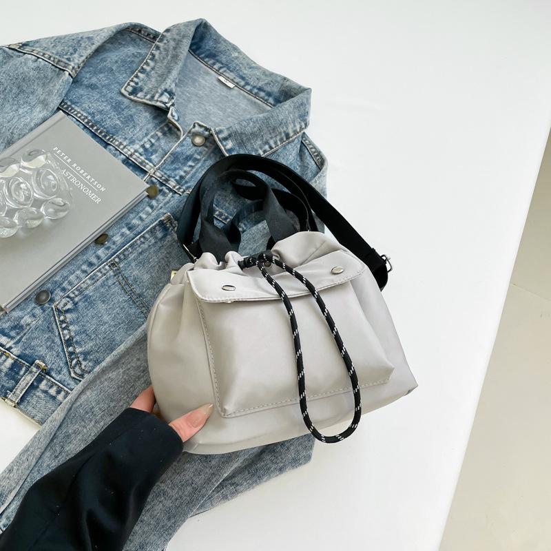 

Contrasting color underarm bag women s new 2025 fashion texture casual shoulder bag retro messenger small square bag trendy explosion серый