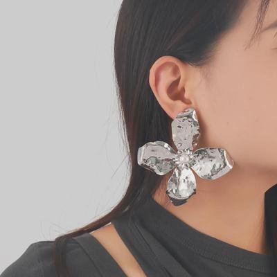 2024 Exaggerated Metal Flower Imitation Pearl Ladies Earrings - INS Style