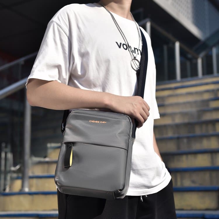 Casual and simple men's shoulder messenger bag