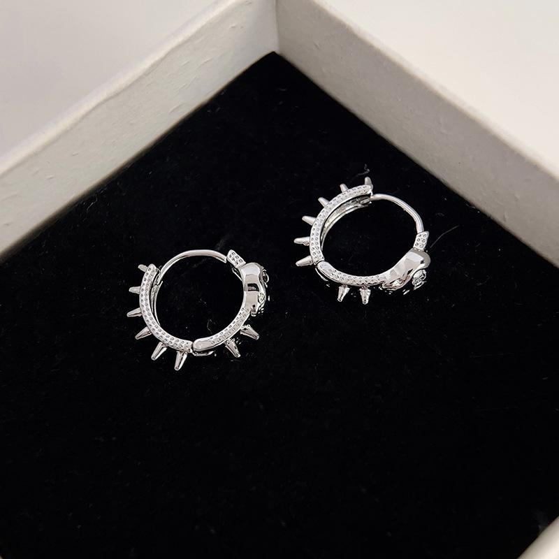 

Модные серьги-пряжки в виде черепа для женщин, нишевые, милые, крутые, стильные серьги в стиле панк, крутые, креативные серьги в стиле прилива