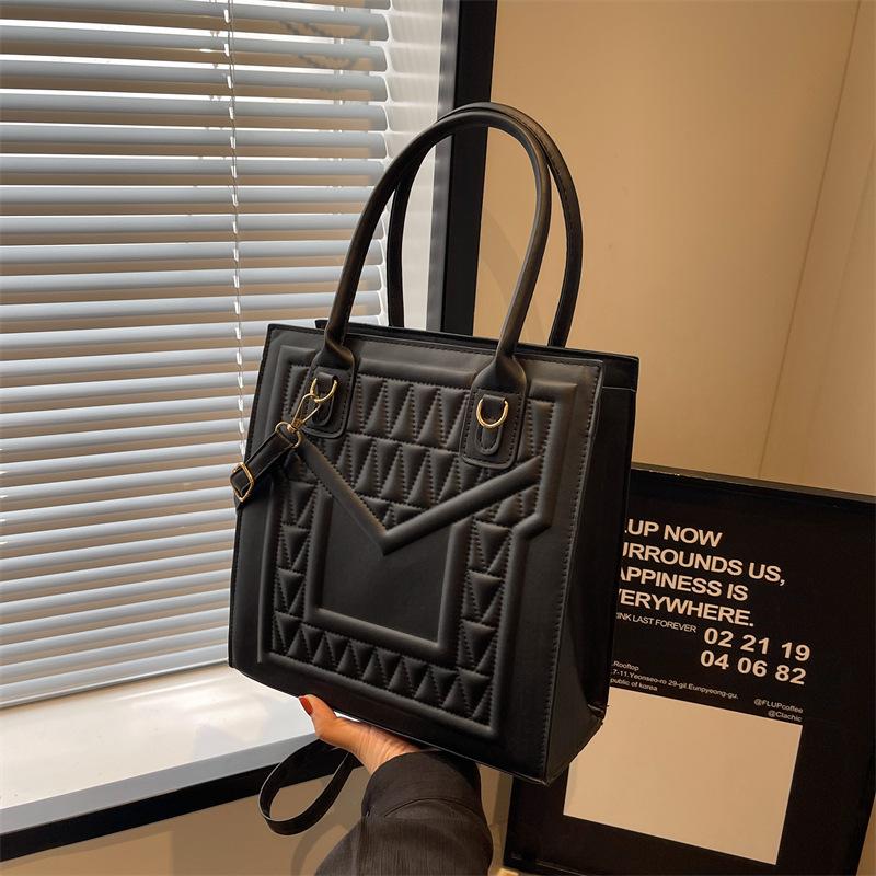 Einzug frisch und süß Mode einfarbig lässig 2025 Winterdesign lässige Schulter tragbar kleine quadratische Damenhandtasche