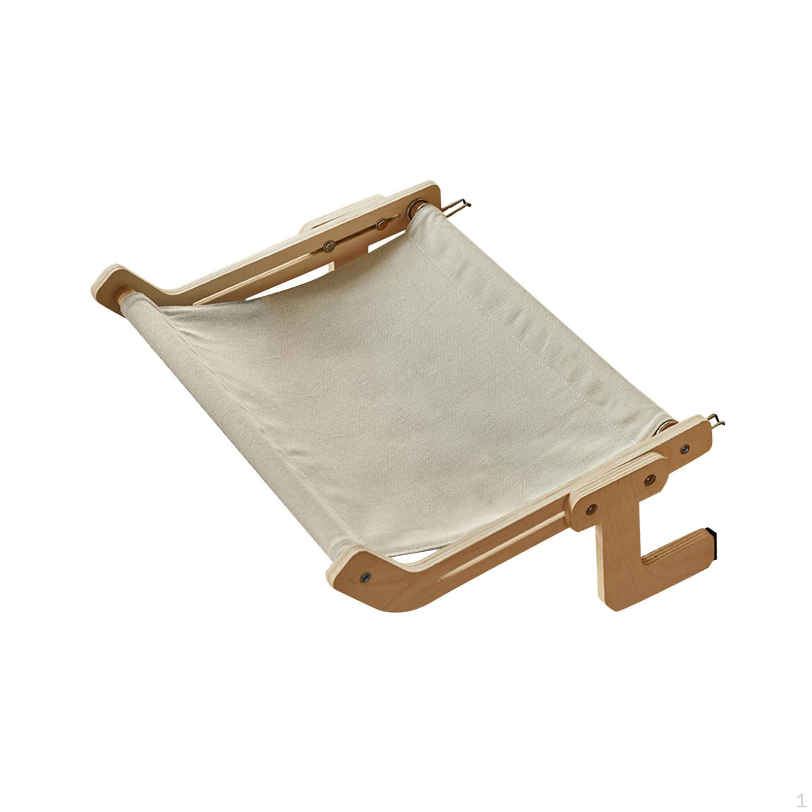 

Біля ліжка кота. Висяча вітальня. Вікно. Сидіння. Платформа для гріння для Кітті Grey