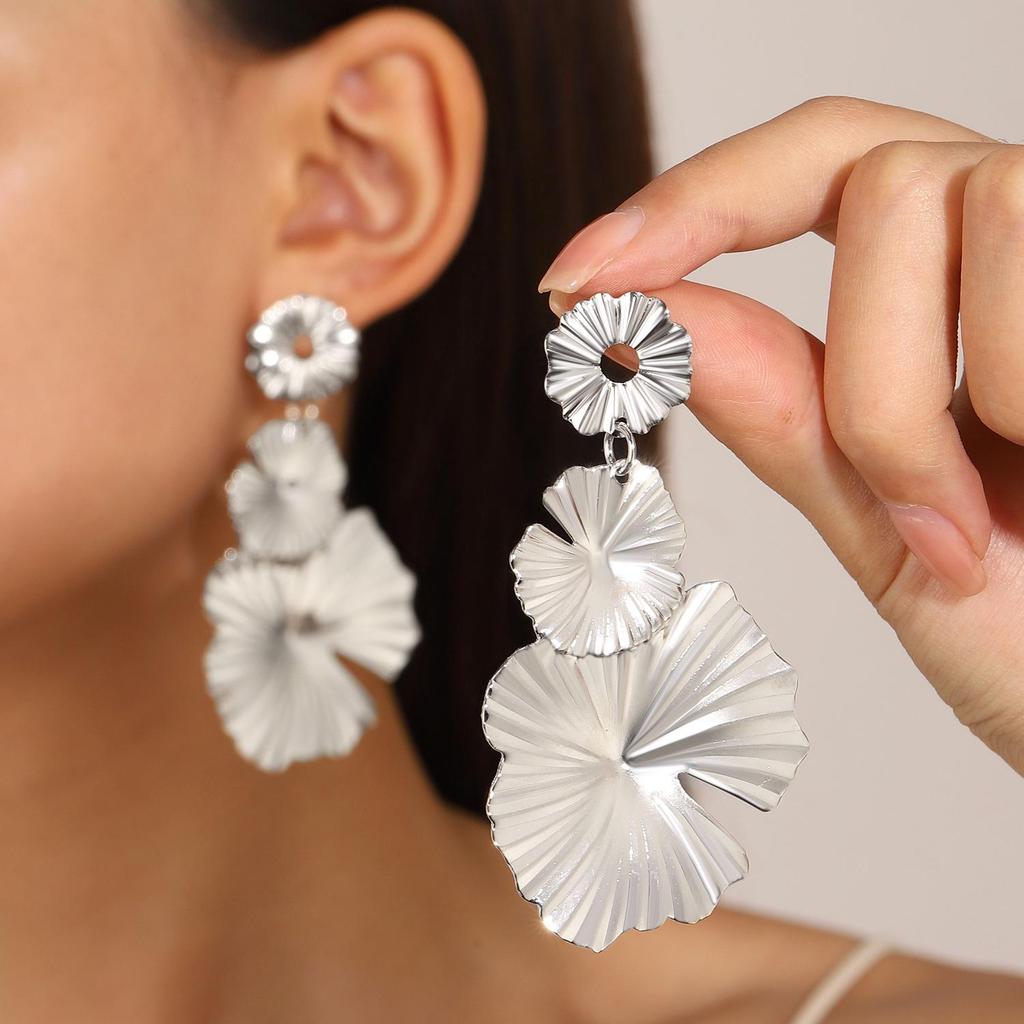 Retro Geometric Pleated Choker & Earring Set with Metal Flower Necklace