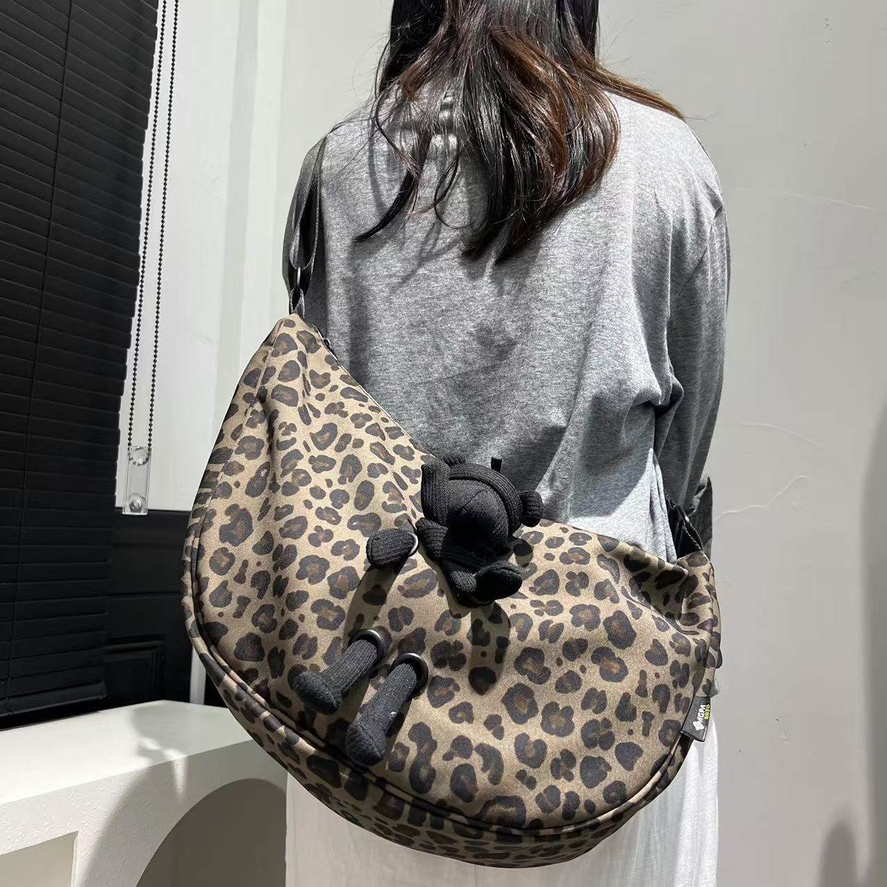 Women S Personalized Leopard Print Messenger Bag Large Capacity Lightweight Doll Shoulder Bag верблюд