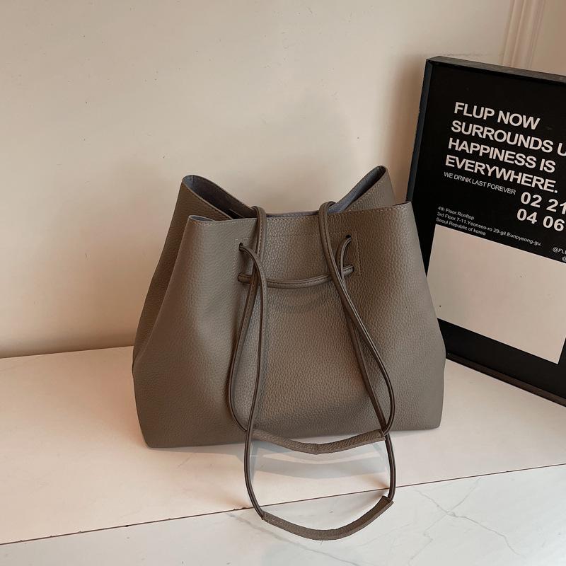 

Women s Large Capacity Black Fashion Handbag – Versatile Shoulder and Tote for Work & Commute серый