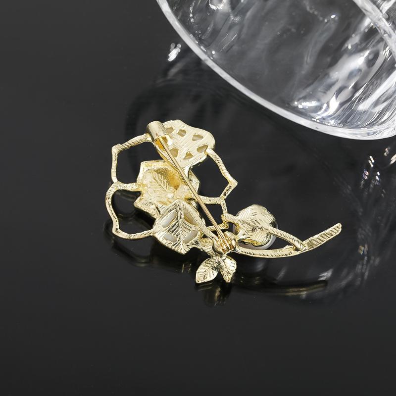 Fashion Pearl Camellia Flower Brooch For Women Girls Elegant Versatile Corsage Coat Dress Lapel Pins Clothing Accessories Gifts