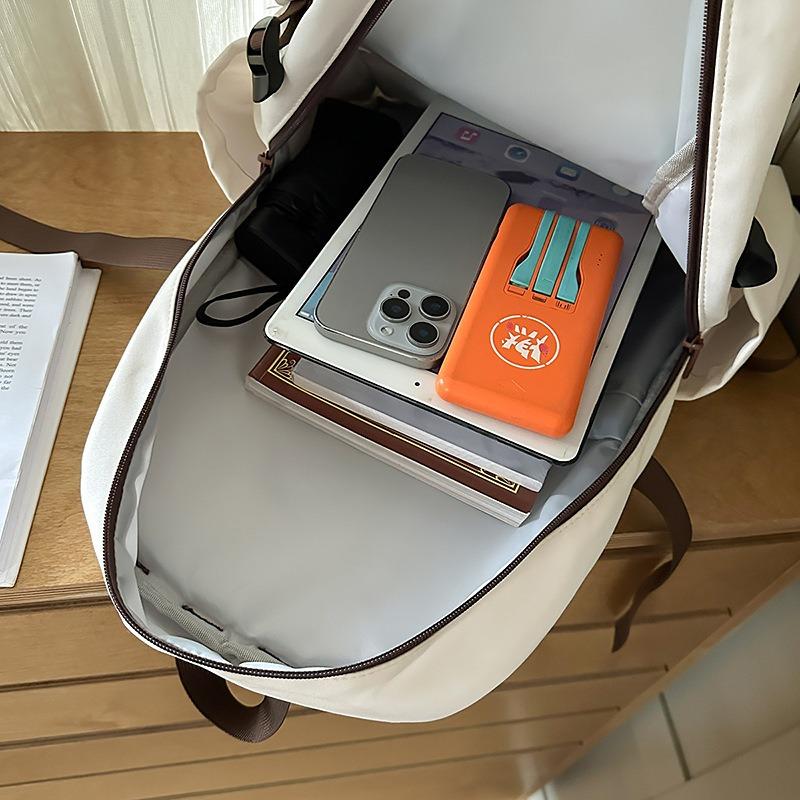 The New Schoolbag Is High-value, Fresh, Sweet and Cute. It Is a Lightweight Travel Backpack for Junior High School Students.