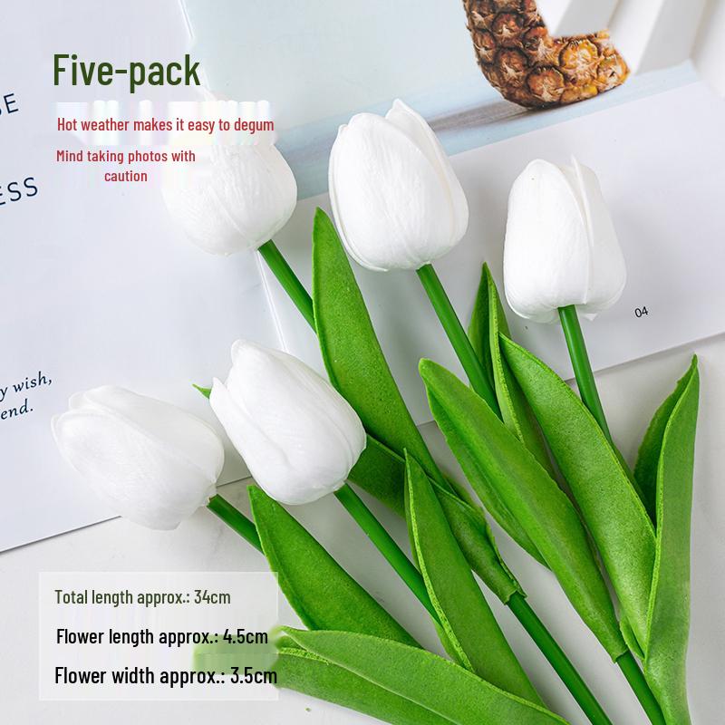 Minimalistischer Tulpen-Kuchenaufsatz mit frischen Blumen und Band für den Muttertag oder Geburtstag