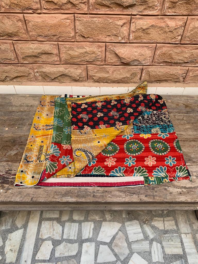 Handgefertigte Kantha-Steppdecke: Florale Vintage Sari Tagesdecke
