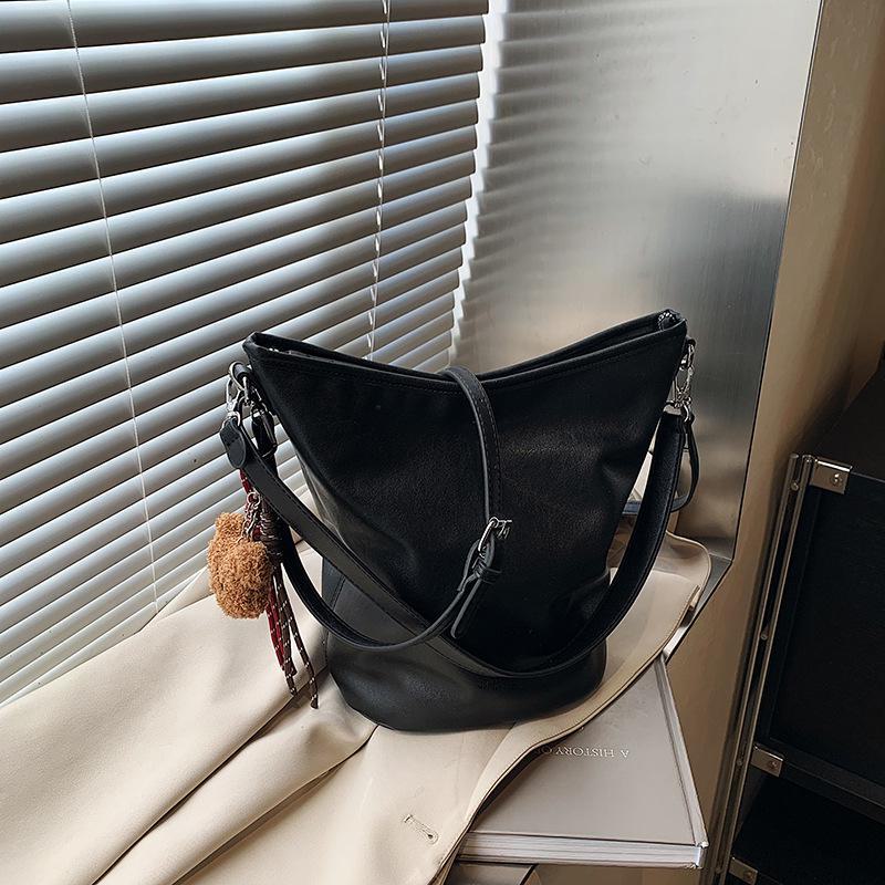 Korean Retro Niche 2025 Women's Underarm Bucket Bag – Simple, Trendy Shoulder Bag for Commuting