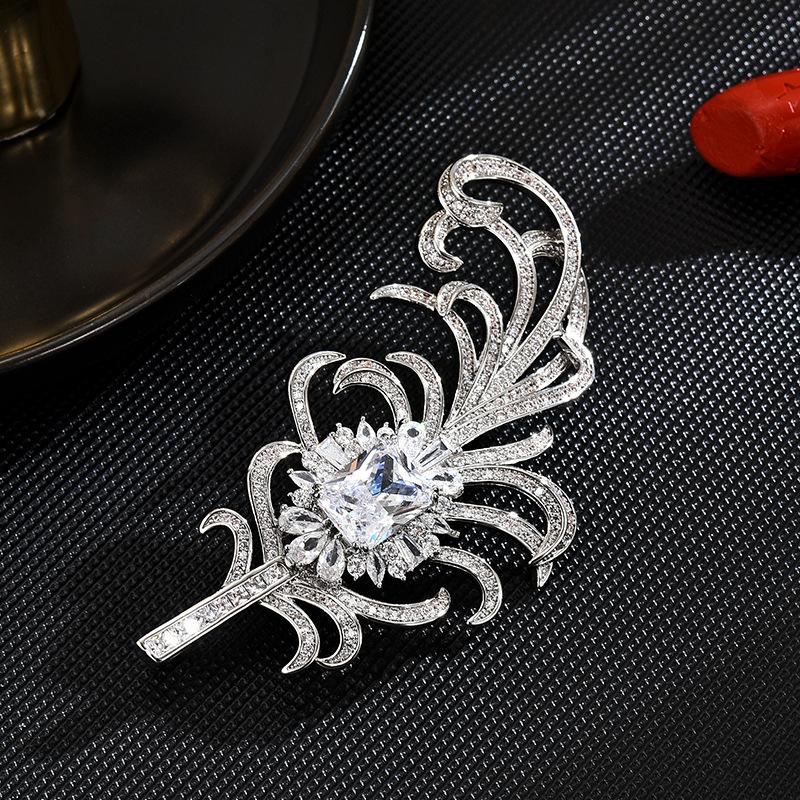 Design Temperament Lett Luksus Tung Industri Elegant Utsøkt Atmosfære Retro Fjærkåpe Brosje Anti-Lys Tilbehør