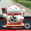 Gatto Fortunato Ceramica Alimentato a Energia Solare Maneki Neko Braccio Ondulante Gatto che Invita la Fortuna con Tappetino Auto Decorazione Scrivania Fascino Regalo