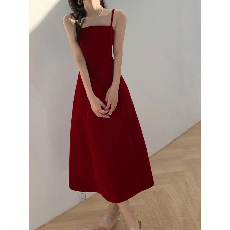 

Женское красное вельветовое платье-миди на тонких бретельках с квадратным вырезом S красный