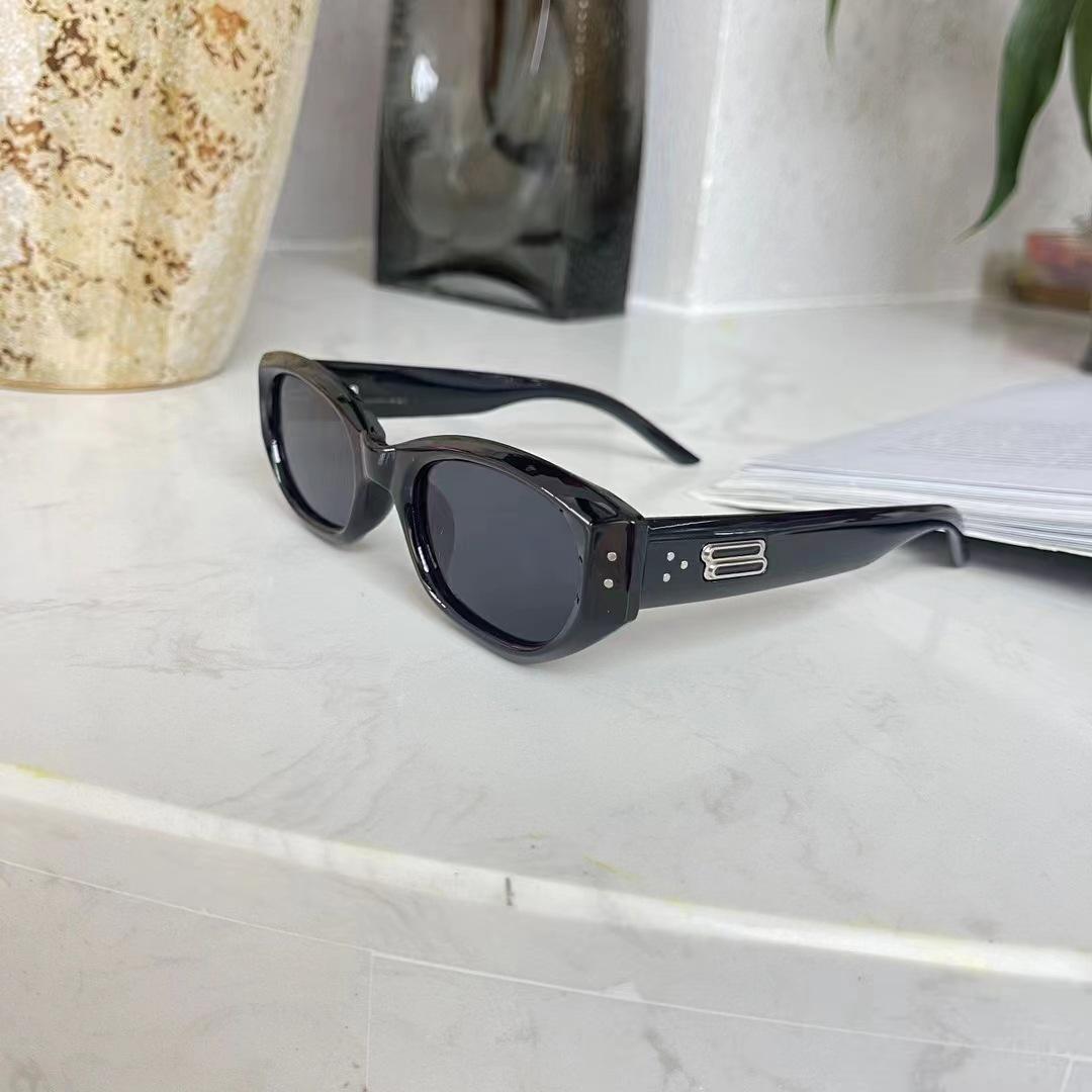 

Trendy Korean Style UV400 Sunglasses for Women Men Fashion Sun Glasses Driving Mountaineering UV Protection