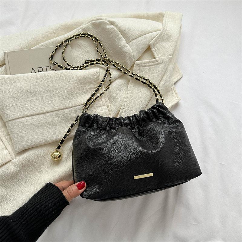 Popular chain bag women's new 2025 niche design sense solid color shoulder bag cloud bag messenger bag women