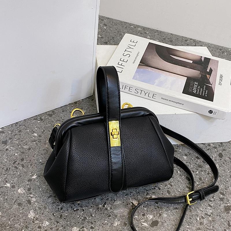 Fashionable Shell Handbag Women's Mini Shoulder Bag 2026 Stylish Personalized Crossbody Bag for Ladies Trendy Handbag