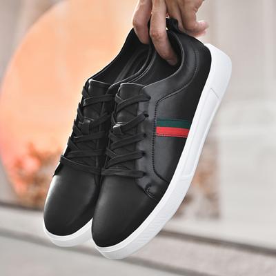 Au printemps et en automne prochains, le tableau de la mode blanche présente des baskets décontractées blanches pour hommes et de nouvelles chaussures blanches à lacets à la mode.