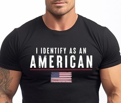 Ich identifiziere mich als Amerikaner T-Shirt USA Flagge Patriotisches T-Shirt für Männer