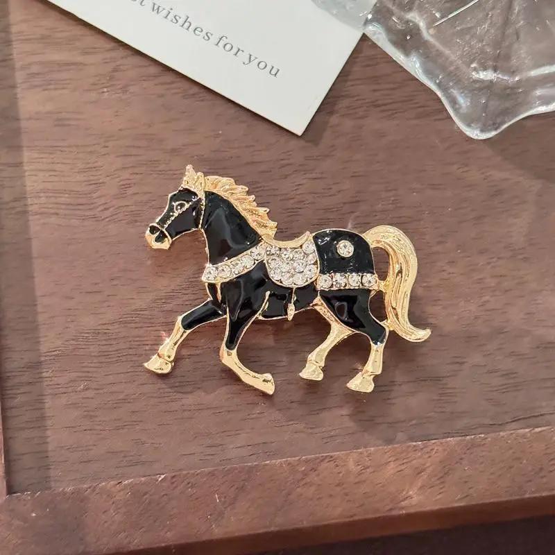 Klassische Strass Pferde Broschen für Damen Tierkreiszeichen Anstecknadeln Lässige Party Accessoires Neujahrsgeschenke Freunde