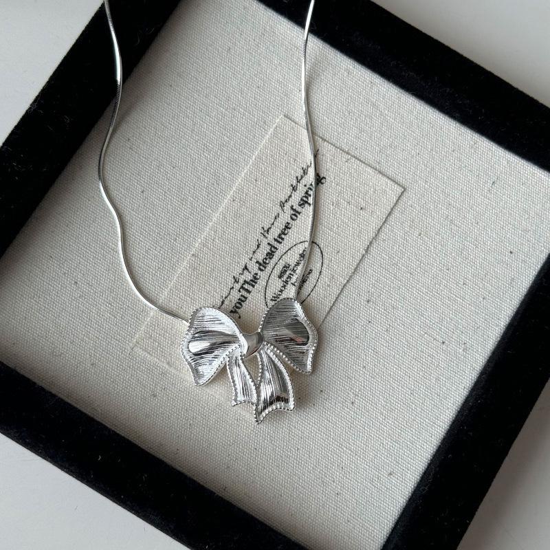 Large Exaggerated Butterfly Pendant Necklace - New Fashionable Clavicle Chain for Women, INS Style.