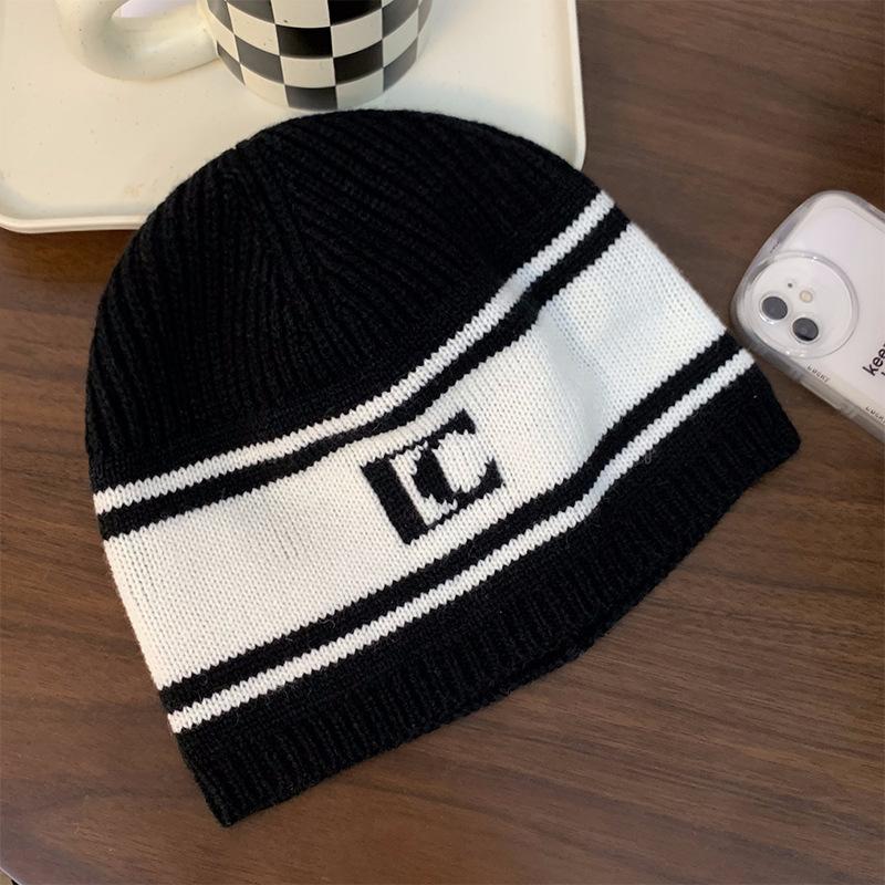 

ins нишевая персонализированная шерстяная шапка женская осенне-зимняя уличная универсальная черно-белая вязаная шапка с буквами протектор для ушей холодная шапка мужская M（56-58cm）