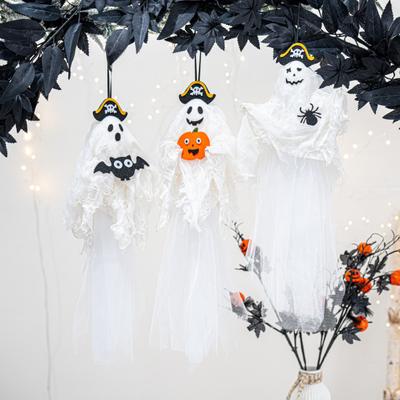 Halloweenská závěsná dekorace duch Spooky létající pirátský duch držící dýni/netopýra/pavouka pro vnitřní a venkovní zdobení stromů