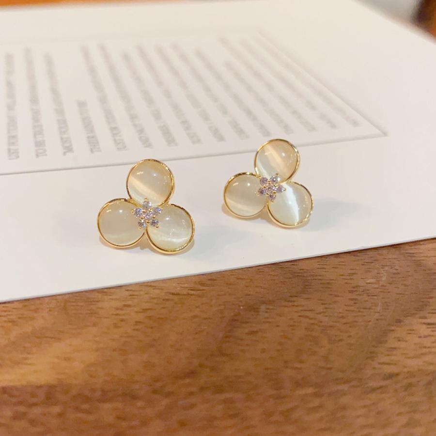 Silver needle zir*****pal flower stud earrings, small temperament design earrings, fashionable and versatile earrings.