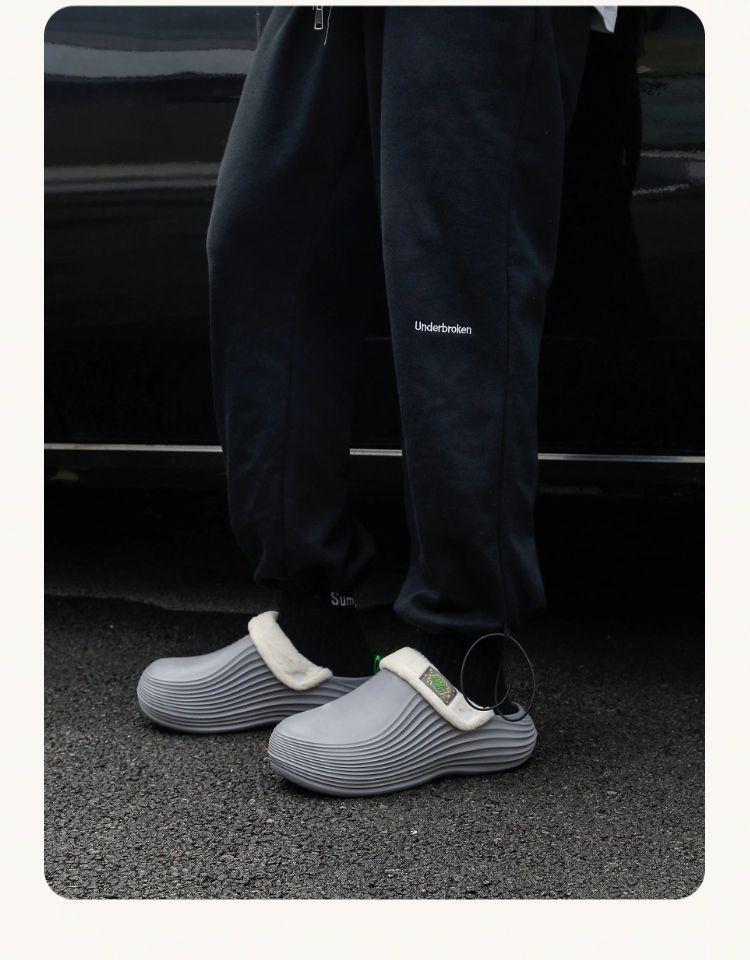 Men's Waterproof Indoor/Outdoor Plush Slippers with Thick Sole and Closed Toe for Winter Warmth.