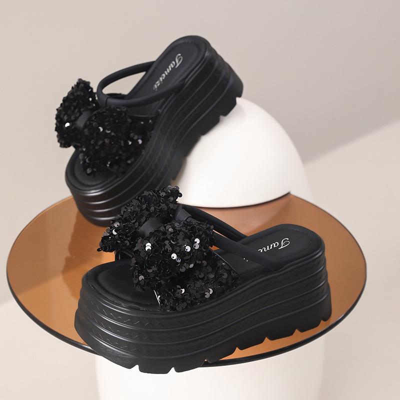 Новий жіночий верхній одяг на товстій підошві з паєтками, літня мода, нові модні пляжні прохолодні шльопанці з круглим носком