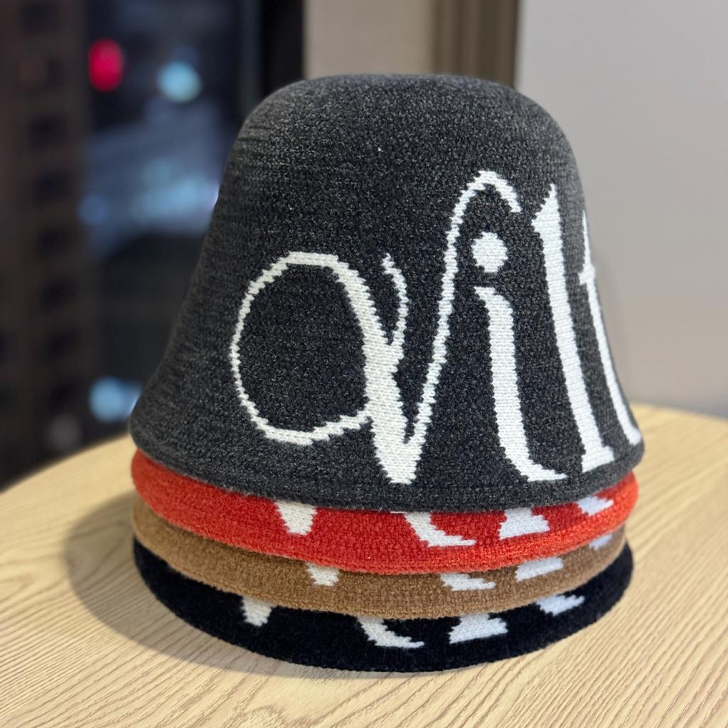 Neue Herbst- und Winter-Buchstaben-Jacquard-Strick-Fischerhut für Damen, Warmer und vielseitiger Gesichts-zeigender kleiner Woll-Kältehut mit Schirm, Basin-Hut