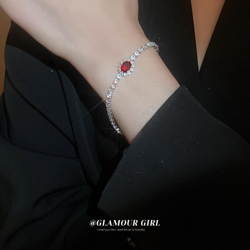 Emerald Green Vintage-Style Rhinestone Oval Bracelet: Luxurious, Versatile Hand Jewelry for Elegant Women