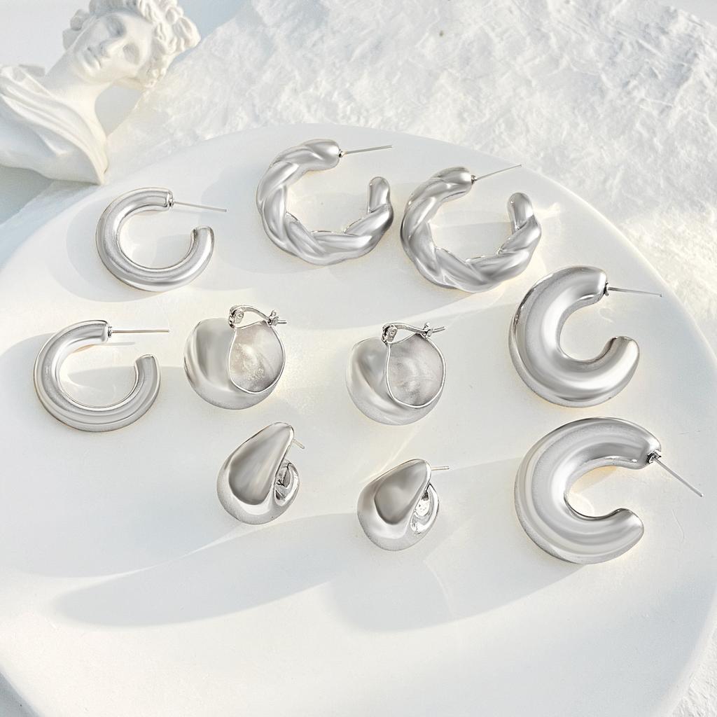 New Retro High-end Hollow Earrings Women's French Trend Gold-plated Light Luxury Temperament Plain Ring Earrings Women