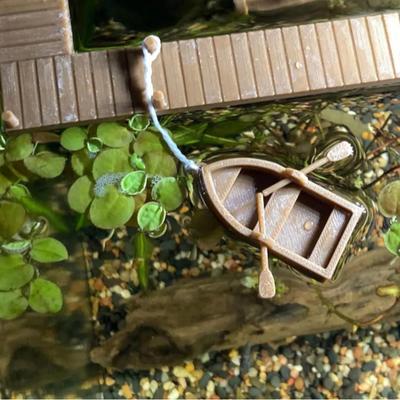 Plovoucí Mini Veslice Akvarijní Dekorace Miniaturní Veslice Figurka se 2 Pádly Malá Soška Lodi Ozdoba do Akvária