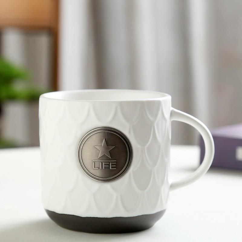 

Bronze badge ceramic mug, peacock fish scale pattern coffee cup, large-capacity office drinking cup 400ml