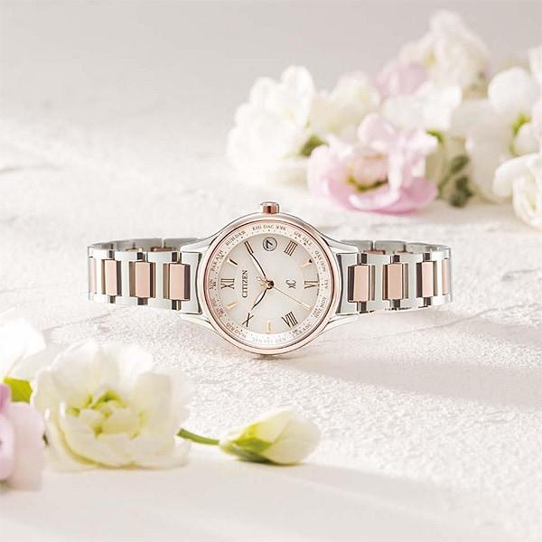 Citizen EC1165-51W ( Se xC Eco-Drive radiostyrt H246 Titania Line Happy Flight Bloom Design Eternal Platinum/Sakura Pink)