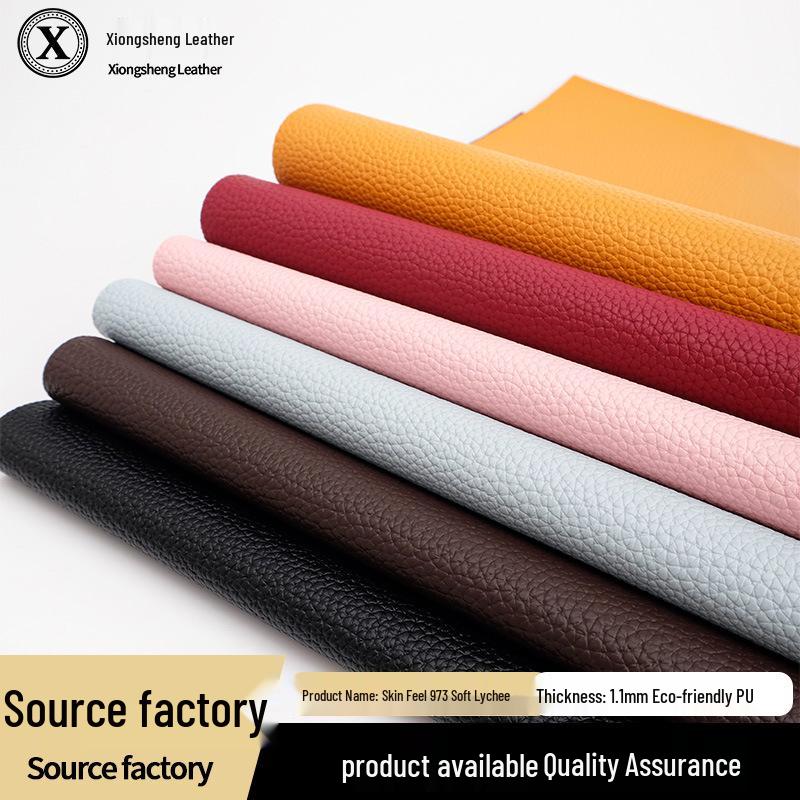 Pelle PU Ecologica con Texture Litchi, Spessore 1,1 mm, Supporto Spazzolato, Finitura al Tatto della Pelle, Adatta per Scarpe e Divani.
