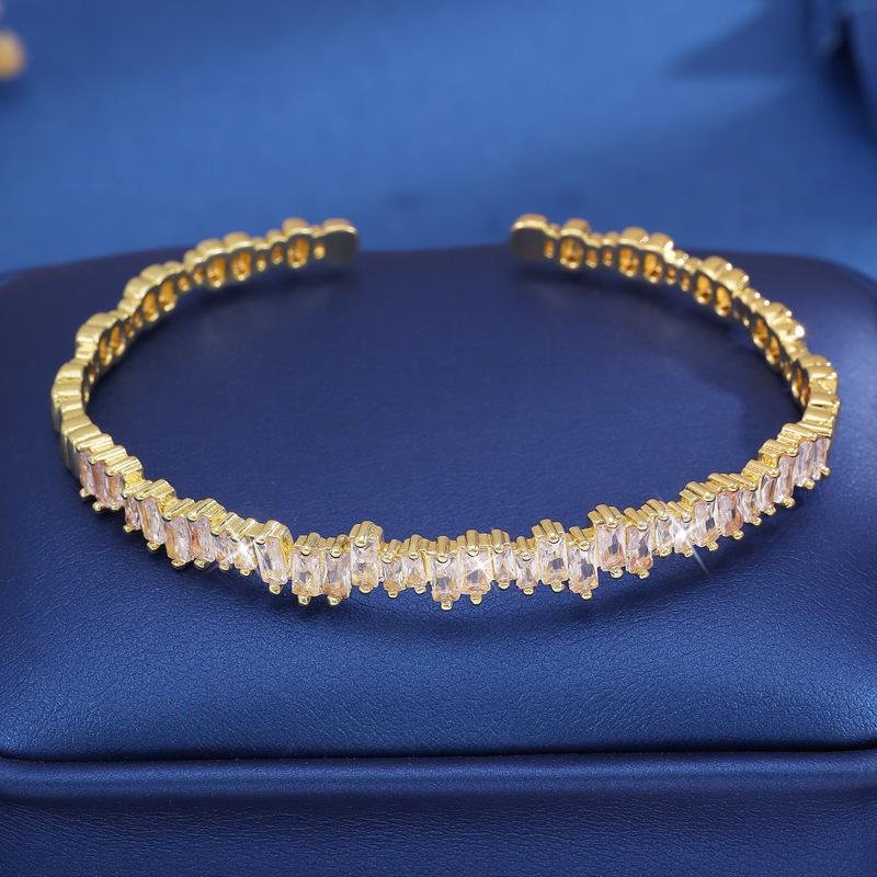 2025 High-End Geometrisches Zirkonia-Eingefasstes Unregelmäßiges Armband für Damen - Nischenhafter Cooler Stil, Vielseitiges Design
