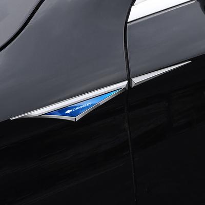 2 Stück Auto Seitenkörper-Plakette Kotflügel-Aufkleber für Spark Captiva Cruze Malibu Sail Equinox Trax Tracker AVEO Lova Dekoration