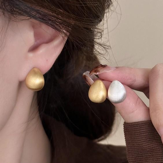 18k real gold electroplated metal brushed water drop stud earrings, simple and personalized commuter earrings, niche earrings.