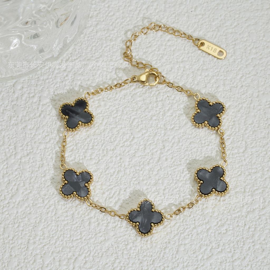 Kleeanhänger 18K Damenarmband Ein modisches und trendiges Glücks-Kleeanhänger-Armband