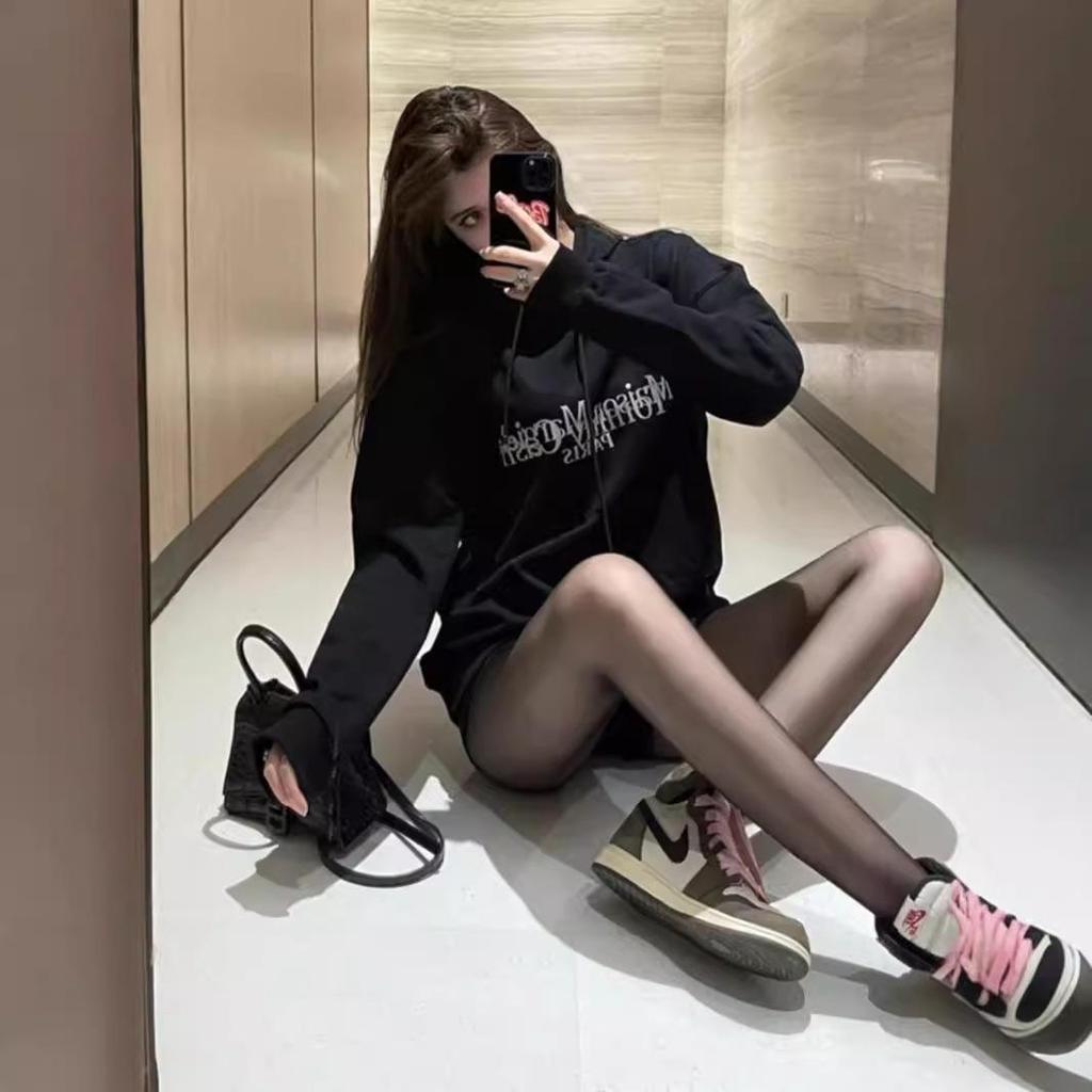 Unisex Margiela Hoodie: Lockere Passform, Umgekehrtes MM6-Logo, Reine Baumwolle, Rundhalsausschnitt, Trendiger Stil